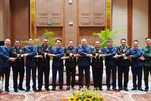 越南和印度尼西亚海警代表合影。（图片来源：人民军队报）