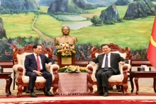 越南政府副总理兼外长裴青山会见老挝人民革命党中央总书记、国家主席通伦·西苏里。