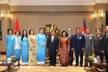 柬埔寨参议院主席赛冲、越南妇女联合会主席和各位代表。（图片来源：越通社）
