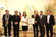 越南驻德国大使馆向越共中央政治局委员、中央理论委员会主席、胡志明国家政治学院院长阮春胜转交善款。（图片来源：越通社）