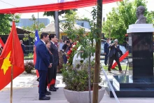 国家主席梁强和各位代表向胡志明主席塑像敬献花圈。