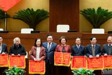 国会主席王廷惠和各位代表。