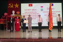 老挝代表向太原省高等专科学校授予友谊勋章。（图片来源：越通社）