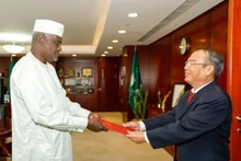 越南驻埃塞俄比亚大使阮南进向非盟委员会主席穆萨·法基·穆罕默德递交国书。（图片来源：越通社）