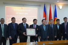 谢光东副部长向越南驻柬埔寨大使馆授予奖状。