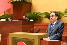 国会主席陈青敏发表讲话。