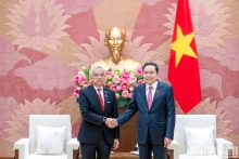 越南国会主席陈青敏和老挝国会副主席、老挝和平与团结委员会主席宋玛·奔舍那。