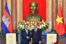越南国家主席阮春福会见柬埔寨参议院主席赛冲。