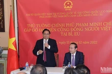 越南政府总理范明正会见旅居比利时越南人社团代表。