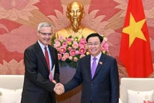 国会主席王廷惠和尼古拉斯·沃纳里大使。