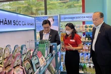 新加坡副总理走访WIN便利店。