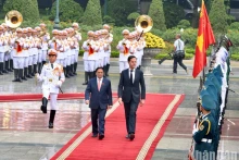 越南政府总理范明正为荷兰首相举行正式欢迎仪式。