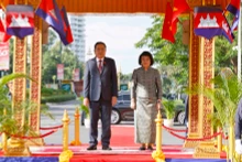 国会主席陈青敏和柬埔寨国会主席昆索达莉出席欢迎仪式。