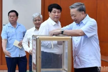 越共中央总书记、国家主席苏林出席抗洪救灾慈善捐赠活动启动仪式。
