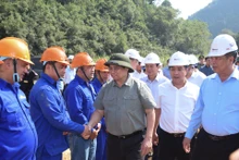 政府总理范明正和同登（谅山省）—茶岭（高平省）高速公路工人。