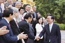 越南国家主席武文赏和各位顶尖心血管专家、学者。（图片来源：越通社）