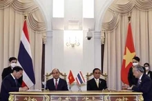 越南国家主席阮春福同泰国总理巴育·占奥差见证仪式。