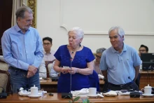 前美联社记者伊迪丝·马德琳·勒德沃女士在见面会上发表讲话。（图片来源：thanhnien.vn）