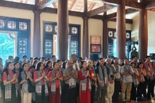 越南侨胞代表团在古芝滨药庙上香。（图片来源：daidoanket.vn）