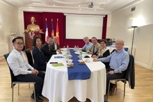 越南驻法国大使馆和法越卫生联合会代表举行座谈会。（图片来源：信息报）