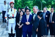 越南政府总理范明正迎接俄罗斯联邦国家杜马主席沃洛金。