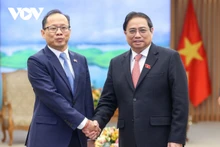 越南政府总理范明正会见柬埔寨驻越大使查伊。