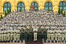 三号工兵队和六号二级野战医院干部人员和越南维和局领导合影。（图片来源：qdnd.vn）