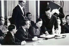 越南南方共和革命临时政府谈判代表团团长阮氏萍1973年1月27日签署《巴黎协定》。（图片来源：越通社）
