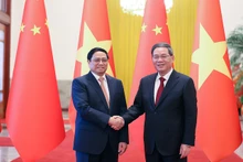 越南政府总理范明正和中国国务院总理李强。（图片来源：VGP）