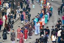400名身着越南传统服饰的民众在河内古街游行。