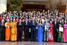 苏林总书记和越南侨胞合影。