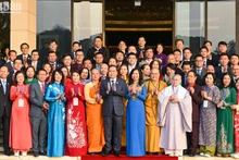 国会主席陈青敏和越南侨胞合影。
