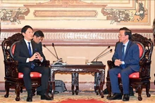胡志明市人民委员会主席潘文买会见日本兵库县知事。（图片来源：越通社）