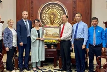 陈段忠先生向圣彼得堡和列宁格勒地区工会代表团赠送纪念品。（图片来源：西贡解放报）