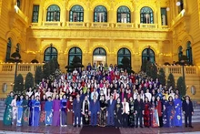越南国家主席阮春福与国会女性代表合影。（图片来源：越通社）