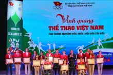 获表彰的运动员和教练员。（图片来源：越通社）