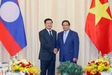 越南政府总理范明正会见老挝人民革命党中央委员会总书记、国家主席通伦·西苏里。（图片来源：baochinhphu.vn）