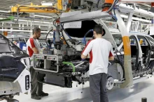 工人们在西班牙的一家工厂工作。（图片来源：reuters.com）