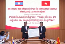 承天顺化省委常务副书记范德进向老挝占巴塞省委书记兼省长阿伦赛·松那拉赠送纪念品。（图片来源：dangcongsan.vn）