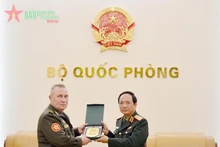 郑文决中将向L.V.Kasinski少将赠送纪念品。（图片来源：人民军队报）