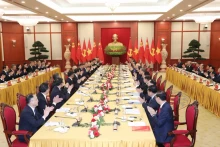 越共中央总书记阮富仲和中共中央总书记、中国国家主席习近平会谈全景。（图片来源：越通社）