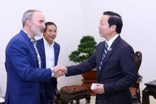 越南政府副总理陈红河会见美国哥伦比亚大学商学院教授。（图片来源：越通社）