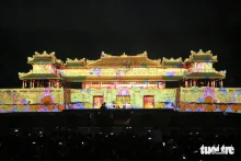 “顺化灯光秀”点亮顺化大内午门。（图片来源：tuoitre.vn）