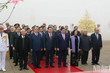 越南党和国家领导，前领导人前往胡志明主席陵瞻仰胡志明主席遗容。