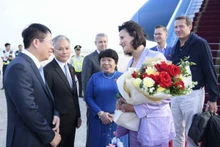 比利时参议院议长斯蒂芬妮·德霍斯抵达越南首都河内。（图片来源：VOV）