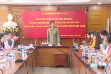 越南妇女联合会主席何氏娥在会议上发言。