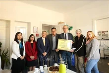 武光明大使向柏林利希滕贝格区无家可归贫困者扶持中心转交了募捐善款。（图片来源：越通社）