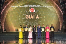越共中央政治局委员、越南政府总理范明正和越共中央政治局委员、中央书记处常务书记、中央组织部部长张氏梅向各位代表颁发一等奖。
