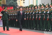 国会主席王廷惠走访边防部队司令部拜年。