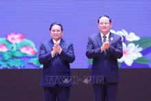 越南政府总理范明正和挝政府总理宋赛 · 西潘敦共同主持了“2022年越老、老越团结友好年”总结大会。（图片来源：越通社）